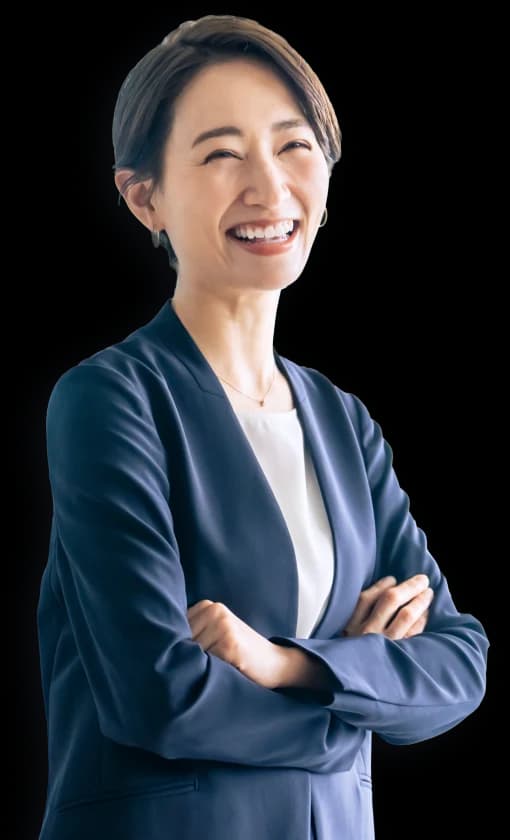 腕を組んだ笑顔のスーツ姿の女性